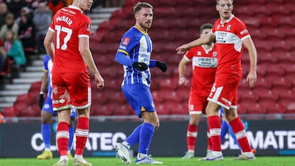 Alexis Mac Allister, rodeado de jugadores de Middlesbourgh, en la goleada de Brighton por 5 a 1