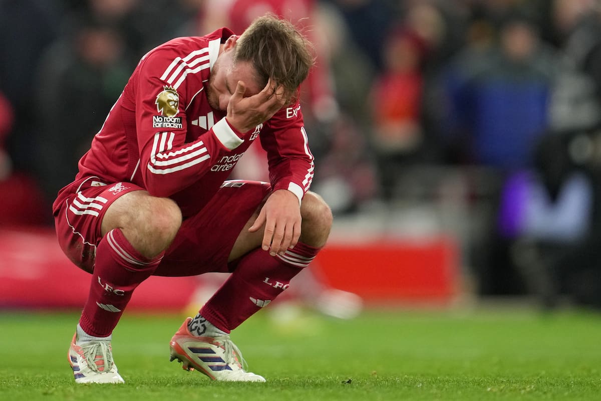Alexis Mac Allister se lamenta; el argentino ingresó en la segunda mitad y jugó media hora, pero Liverpool no consiguió más que un 0-0 contra Leeds United por la Premier League.
