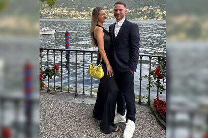Alexis Mac Allister y Ailén Cova se presentaron como pareja en el casamiento de Lautaro Martínez y Agus Gandolfo (Foto Instagram @alemacallister)