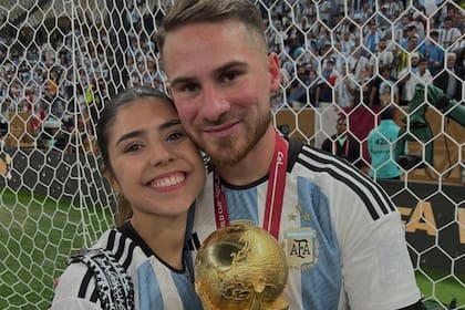 Alexis Mac Allister y Camila Mayan tras la consagración de la selección argentina en Qatar