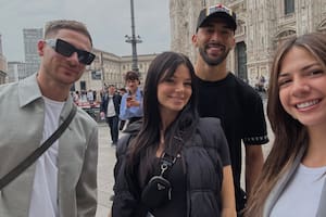 Alexis Mac Allister y Nico González disfrutaron de un paseo por Milán junto a sus parejas (Foto: Instagram @palosilberberg)