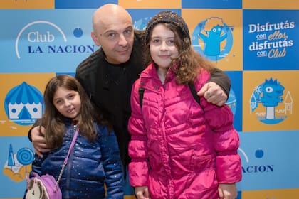Alexis Puig junto a las dos hijas de la pareja, Eva y Lara