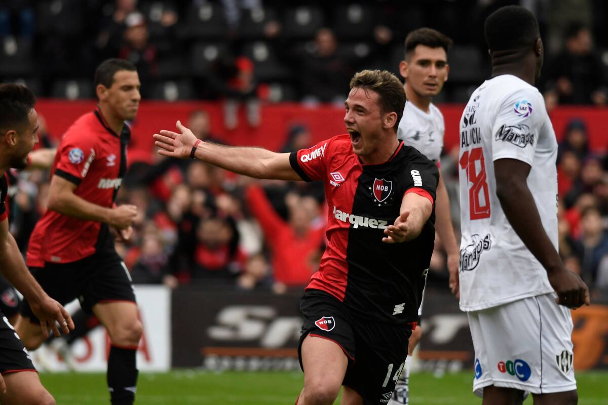 Alexis Rodríguez celebra su gol, el que abrió el resultado para Newells.