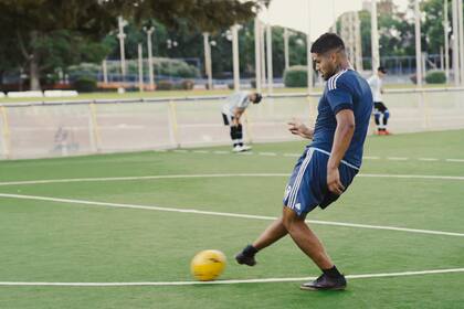 Alexis Salinas entrena desde hace algunos meses con Los Murciélagos, la Selección Nacional de Fútbol para Ciegos, gracias a un llamado de su entrenador, Martín Demonte.