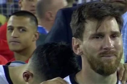Alexis Sánches y Lionel Messi, en la imagen más viral del campeonato