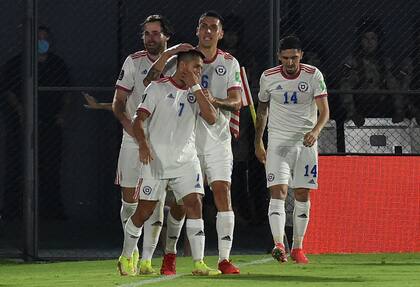 Alexis Sanchez (7) celebra el 1-0 de Chile ante Paraguay, en Asunción. (Photo by NORBERTO DUARTE / AFP)