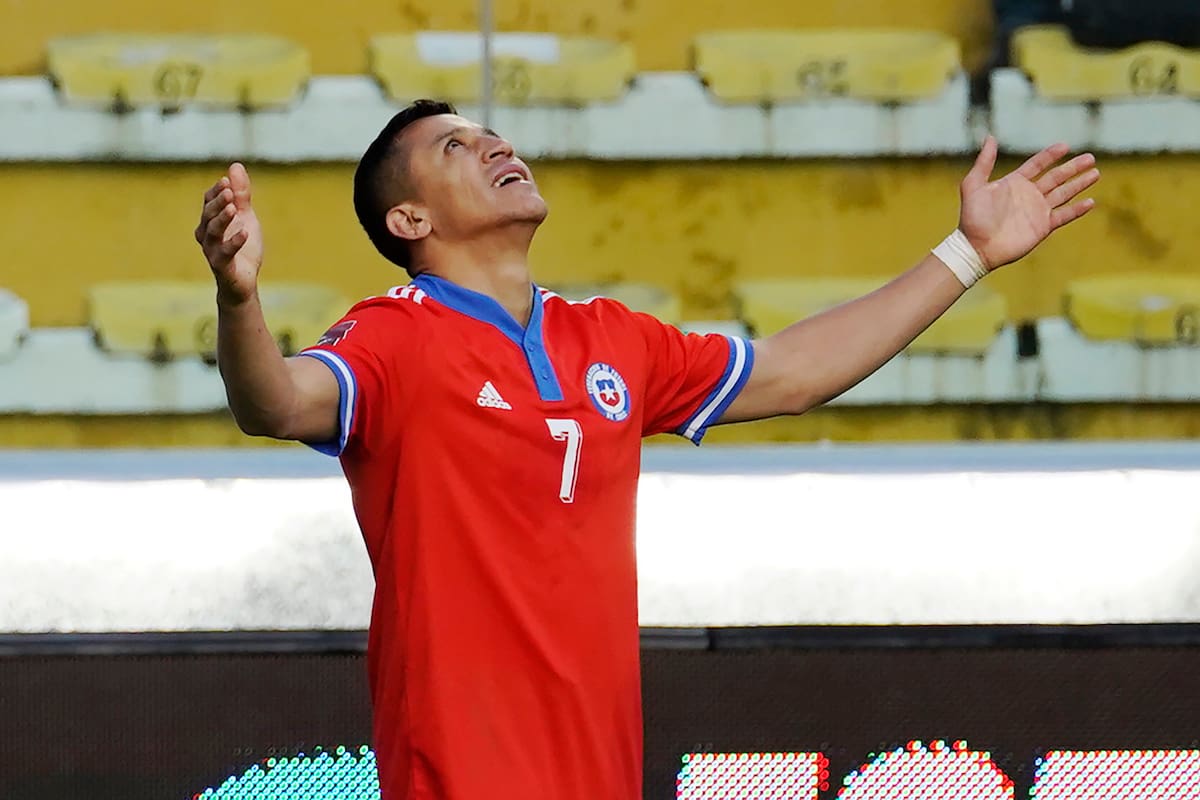 Alexis Sánchez celebra el tercer gol de Chile, el segundo de su cosecha personal en la altura de La Paz; Chile logró una victoria que renueva las esperanzas