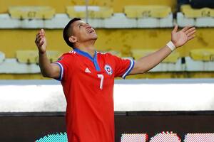 Alexis Sánchez celebra el tercer gol de Chile, el segundo de su cosecha personal en la altura de La Paz; Chile logró una victoria que renueva las esperanzas