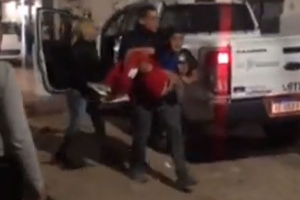 Alexis tiene 10 años y fue baleado en una de sus piernas al quedar en medio de una persecución entre la policía y delincuentes en Villa Las Antenas. El nene había salido a comprar un pancho cuando fue herido