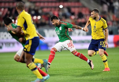 Alexis Vega, autor del gol de México, deja atrás a Jesper Karlstrom