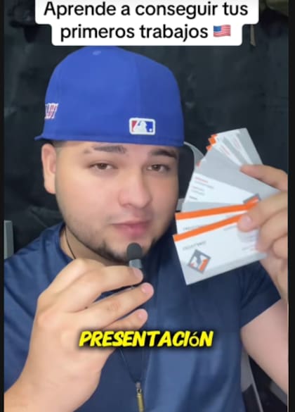 Alf Castellanos recomienda imprimir tarjetas de presentación al iniciar como trabajador independiente (TikTok/@alfcastellanos_)