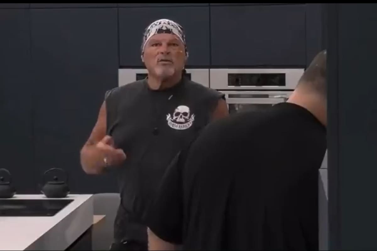 Alfa cruzó de manera violenta a Ariel