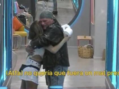 Alfa le entrega a Julieta un regalo impensado per muy necesario, papel higiénico