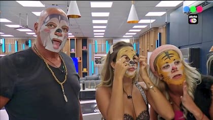Alfa se anima a probar una mascarilla facial