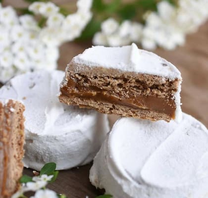 Alfajor de la chef Natalia Penchas con dulce de leche repostero de Tandil