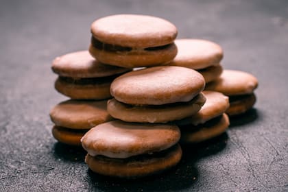Alfajores de cacao rellenos de pasta de maní