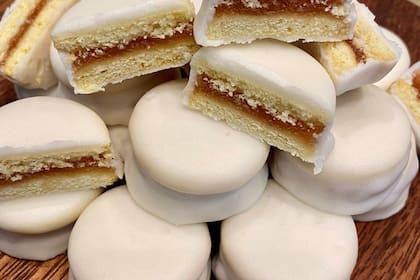 Alfajores glaseados de pera y manzana.