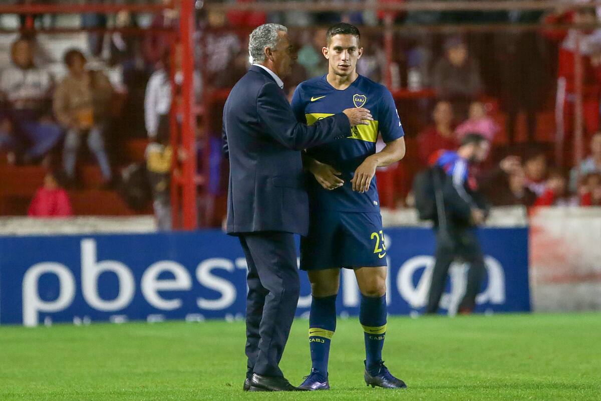 Alfaro charla con Marcone, uno de los últimos refuerzos de Boca