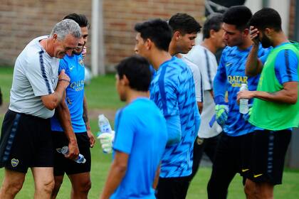 Alfaro con Salvio, en un momento de distensión en la práctica de Boca