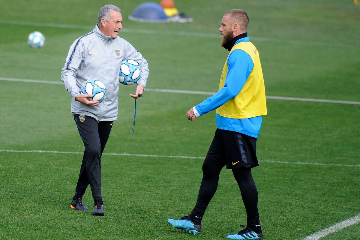 Alfaro da una indicación en el entrenamiento de Boca, al lado de Daniele De Rossi. El italiano será titular ante Banfield, el domingo.
