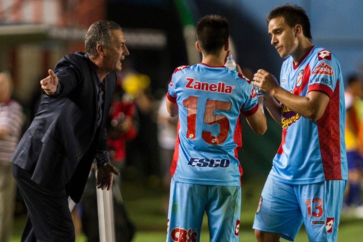 Alfaro dirigió a Arsenal en la Libertadores 2014. Se fue de repente.