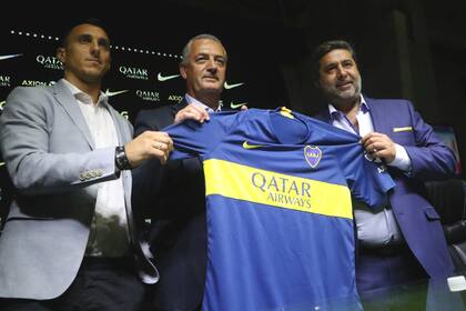 Alfaro, flanqueado por Nicolás Burdisso y Daniel Angelici, en su presentación como DT de Boca, en enero pasado