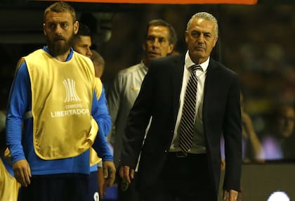 Alfaro, junto a De Rossi, que no ingresó