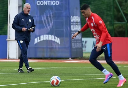 Alfaro mira a Miguel Almirón