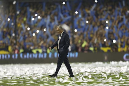 Alfaro sorprendió a su cuerpo técnico, molestó a los dirigentes de Boca y decepcionó a Burdisso, el director deportivo; el DT es el foco de todos los debates xeneizes