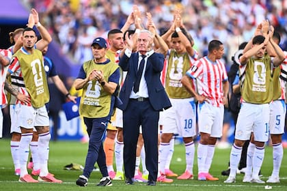 Alfaro y los jugadores de Paraguay saludan y agradecen a los hinchas tras el final