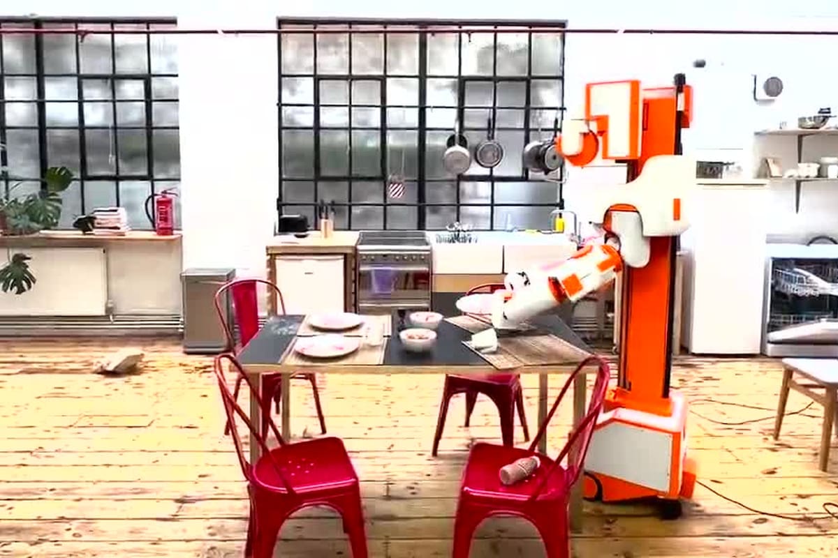 Alfie es un robot aprendiz: su fabricante le está enseñando cómo levantar una mesa o tender la cama, pero todavía requiere de maestros humanos para lograrlo