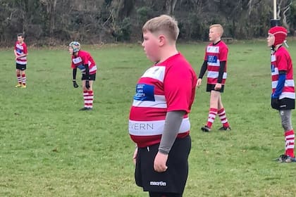 Alfie fue hostigado cuando apareció esta imagen en las redes sociales; la comunidad internacional del rugby salió en su defensa.