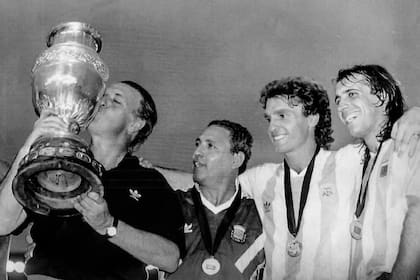 Alfio Basile con la Copa América del 91: en la imagen, con Ruggeri y Leo Rodríguez