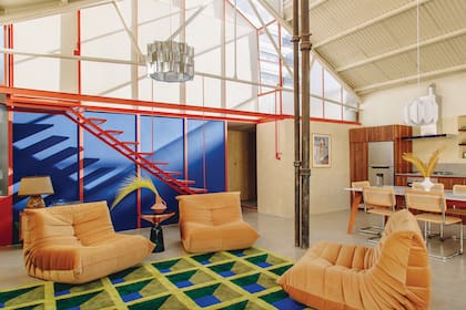 Alfombra de diseño propio tejida artesanalmente por Mooody Rugs. Sillones ‘Togo Tabaco’ (Landmark). Mesa de arrime italiana, traída de un viaje. Lampara de techo (Eme Carranza).
