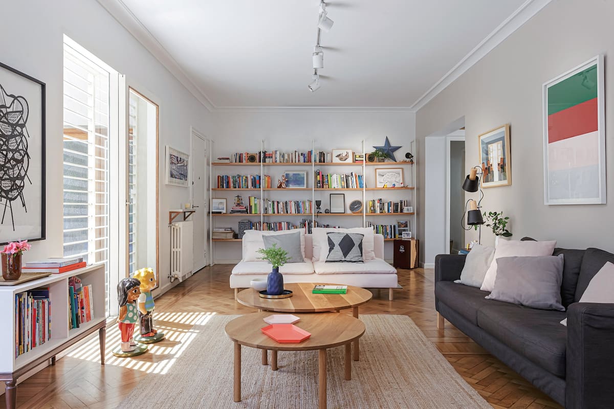 Alfombra de yute, sofás (todo de Ikea), mesitas ‘Danesa’ (Broca Muebles) y lámpara de pie (@mrsolson.ba)