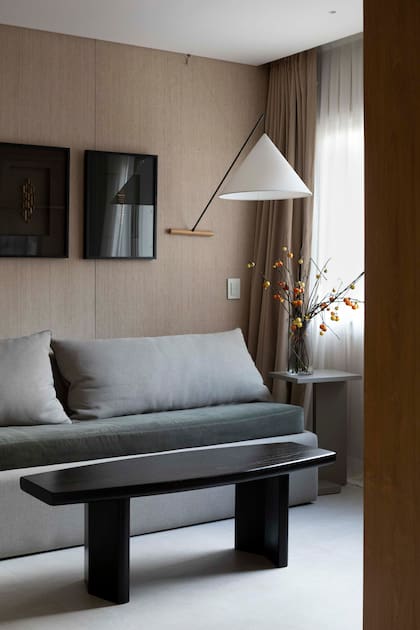 Alfombra (El Espartano). Mesa ratona y sillón-cama (Urbano Estudio).