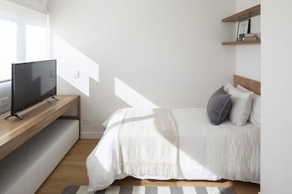 Alfombra (Elementos Argentinos). Al nivel del piso, mueble laqueado blanco (Estudios Ledesma/Lesel).