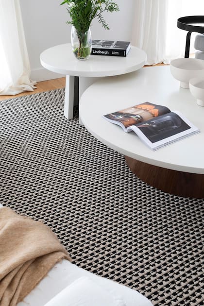 Alfombra estampada en negro y crudo (Rugit).