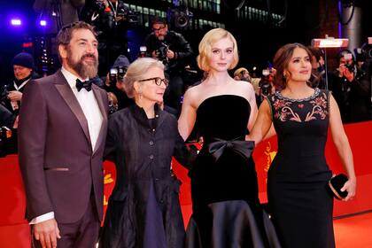 Javier Bardem, Sally Potter, Elle Fanning y Salma Hayek. El elenco principal de The Roads Not Taken junto a su directora