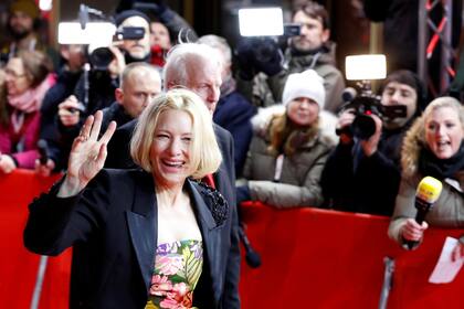 Cate Blanchett, muy divertida, eligió una pieza del diseñador belga Dries Van Noten