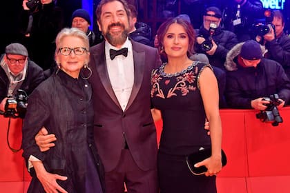 La directora Sally Potter junto a Javier Bardem y Salma Hayek, en la red carpet de la Berlinale