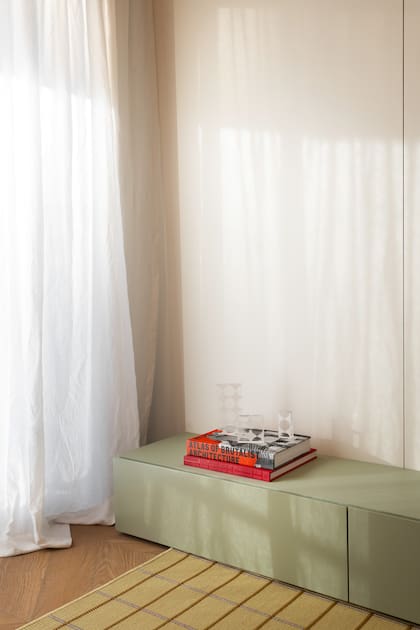 Alfombra (Tramma Rugs). Objetos sobre rack (Palmito Estudio y Red Sur).