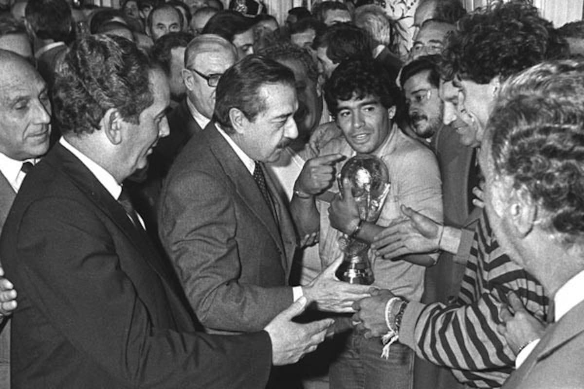 Alfonsí y Maradon: durante su presidencia,en 1986, Argentina ganó el Mundial de Fútbol. La selección nacional festejó en la Casa Rosada.
