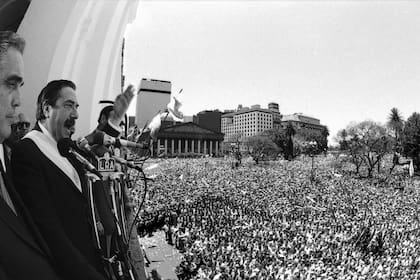 Alfonsín, en el balcón del Cabildo, el 10 de diciembre de 1983