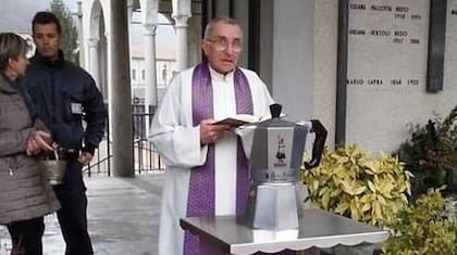 Alfonso Bialetti bautizó a su cafetera con el nombre de Moca, la ciudad yemení en la costa del Mar Rojo que entre los siglos XV y XVIII fue el mayor mercado cafetero del mundo. Al morir, las cenizas de Bialetti fueron bendecidas dentro de una cafetera Moka de 18 tazas, la más grande en el mercado.