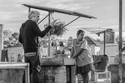 Alfonso Cuarón dirige a Yalitza Aparicio en una escena de Roma