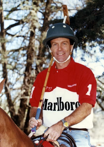 Alfonso Pieres con la camiseta del clásico rival: fue en 1997