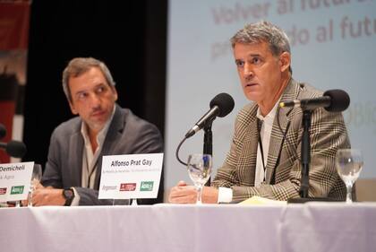Alfonso Prat-Gay junto a José Demicheli, fundador y director de Adblick Agro, en el evento Argentina Visión 2040 que se desarrolló en la sede del Gobierno de la ciudad