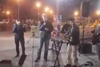 Alfonso Prat-Gay, sobre un escenario, en modo cantante