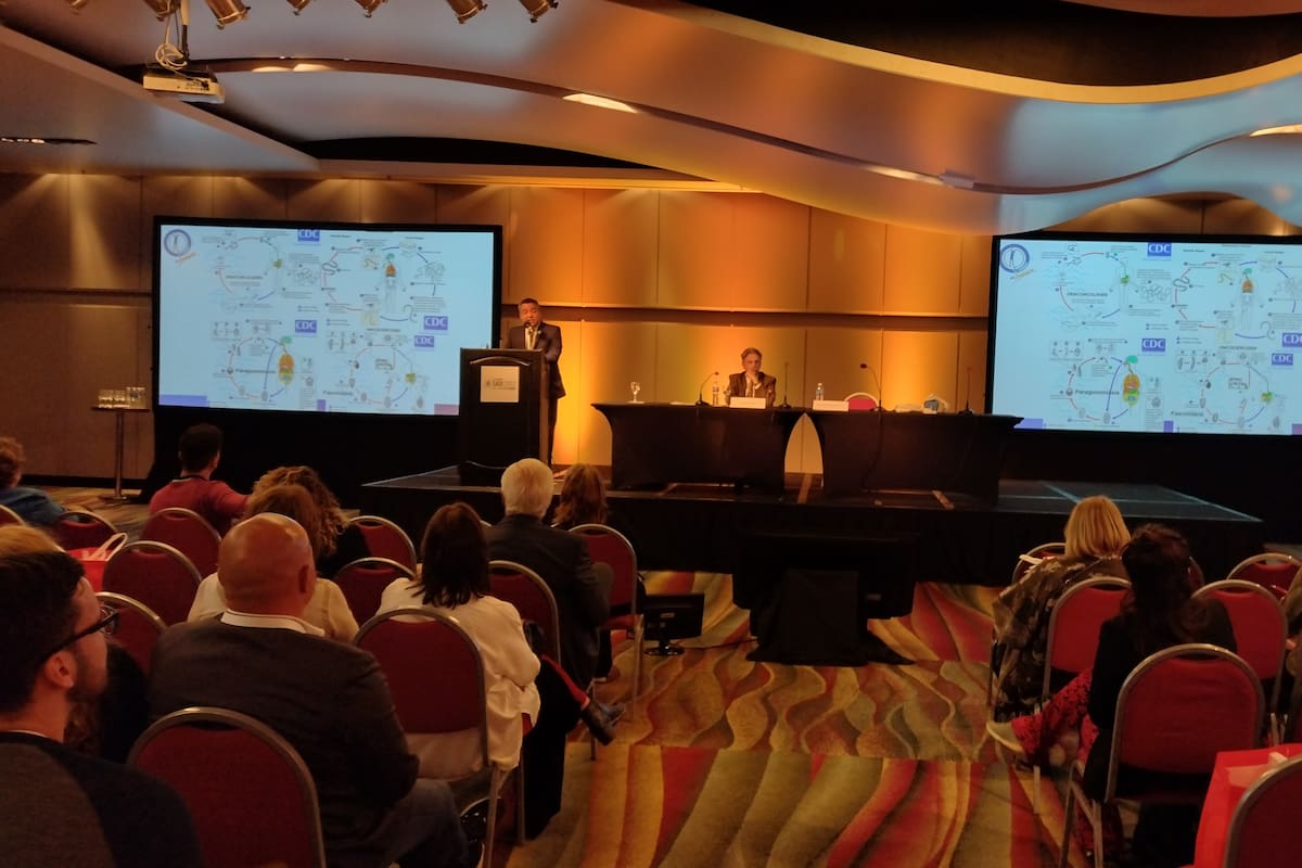 Alfonso Rodríguez Morales, durante su presentación en el XXII Congreso de la Sociedad Argentina de Infectología, junto con Tomás Orduna